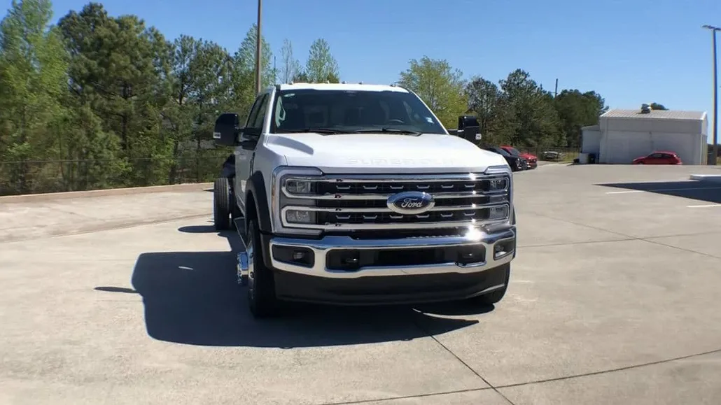 2024 Ford F-550 null image 2