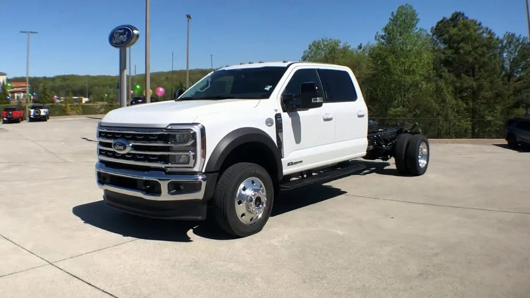 2024 Ford F-550 null image 3