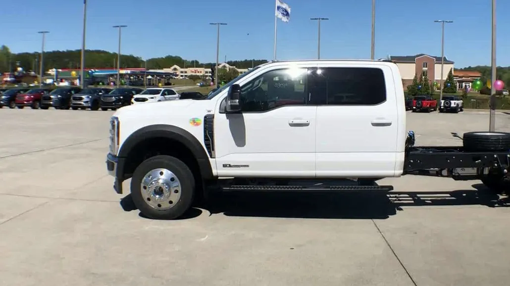2024 Ford F-550 null image 4