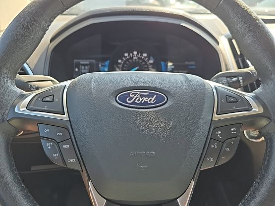 2024 Ford Edge Titanium photo 11