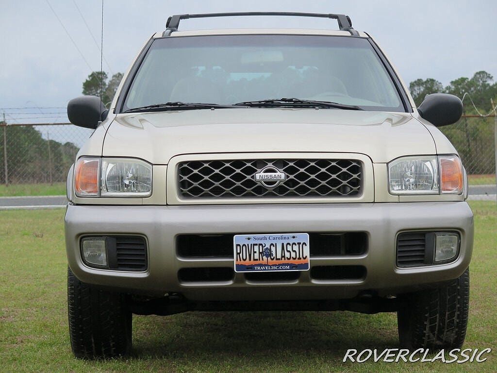2001 Nissan Pathfinder SE image 2