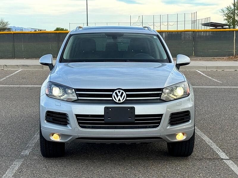 2011 Volkswagen Touareg Luxury image 1