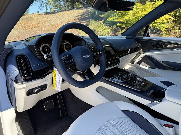 2025 Aston Martin DBX
