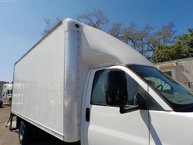 2005 Chevrolet Express 3500 image 11