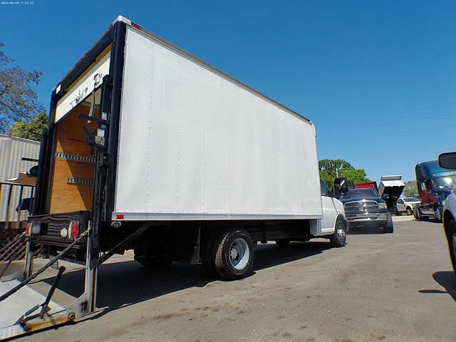 2005 Chevrolet Express 3500 image 13