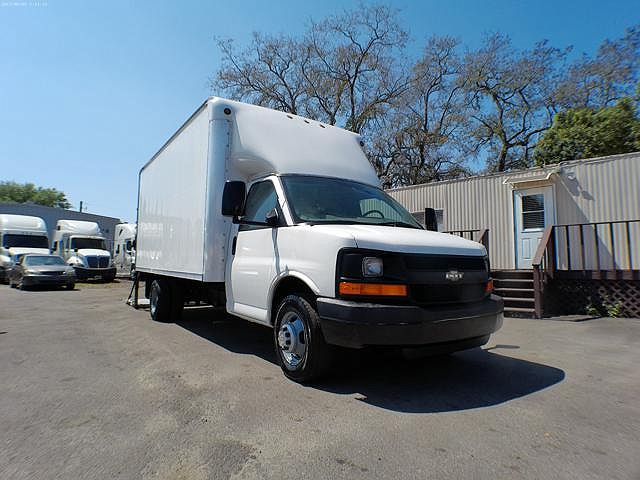 2005 Chevrolet Express 3500 image 2