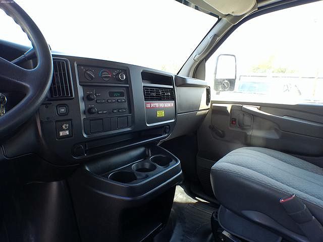 2005 Chevrolet Express 3500 image 32