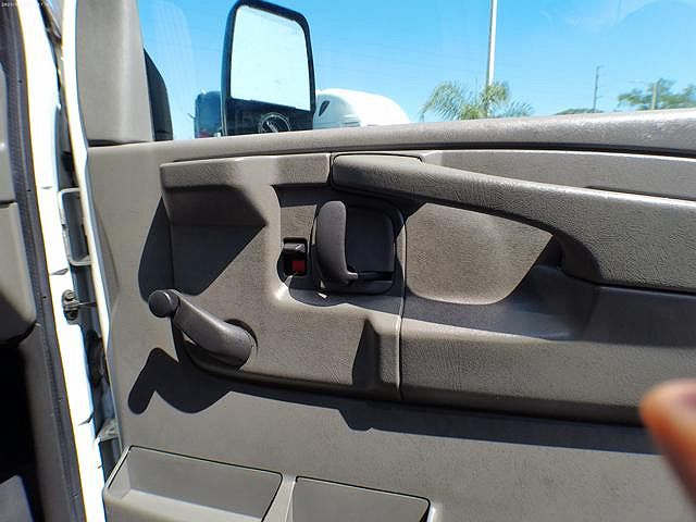 2005 Chevrolet Express 3500 image 38