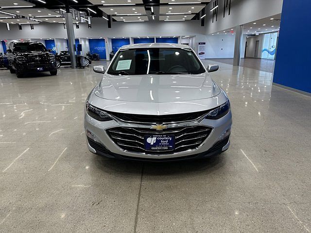 2019 Chevrolet Malibu LT image 2