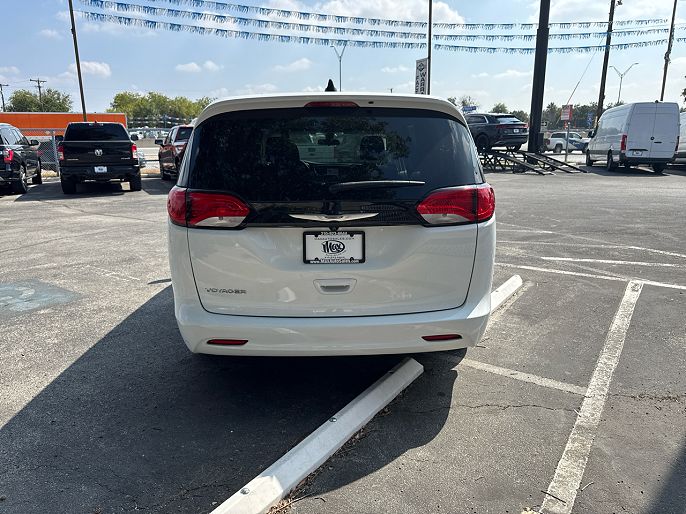 2022 Chrysler Voyager