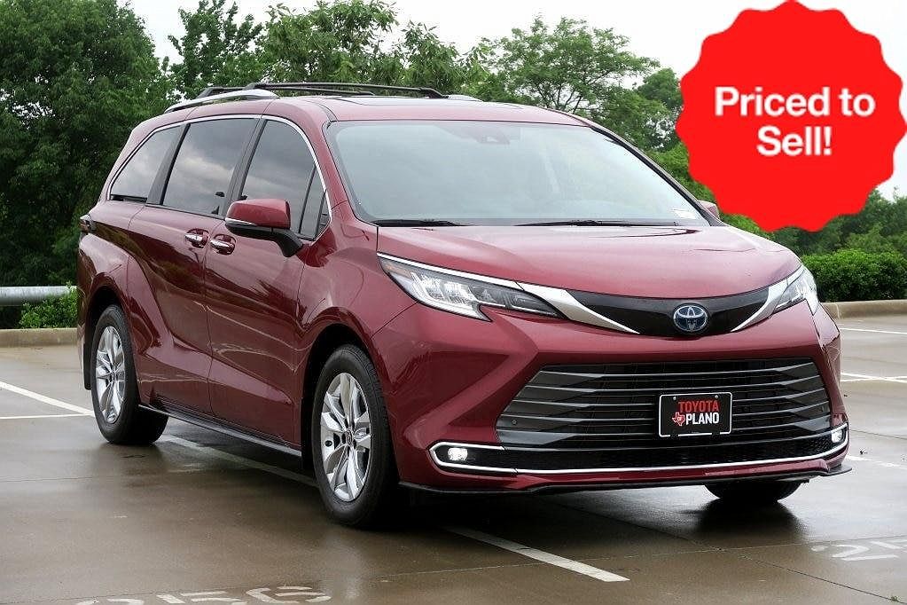 2023 Toyota Sienna Limited image 0