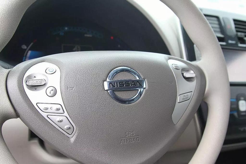 2011 Nissan Leaf SL image 25