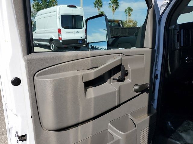 2018 Chevrolet Express 3500 image 8
