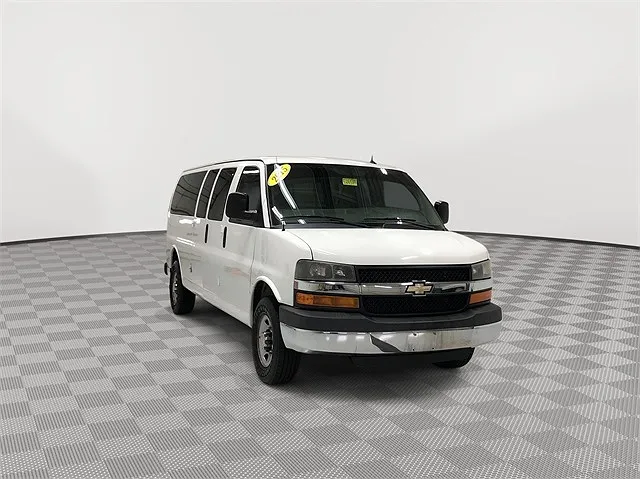 2015 Chevrolet Express 3500 image 1