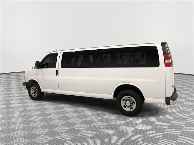 2015 Chevrolet Express 3500 image 5