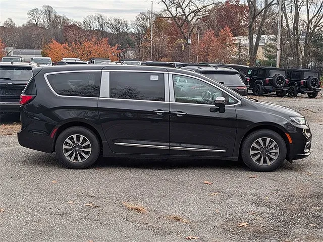 2023 Chrysler Pacifica Limited image 1