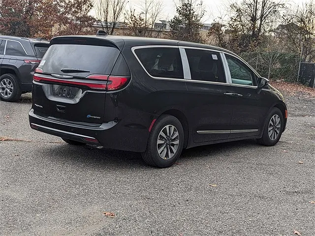 2023 Chrysler Pacifica Limited image 2
