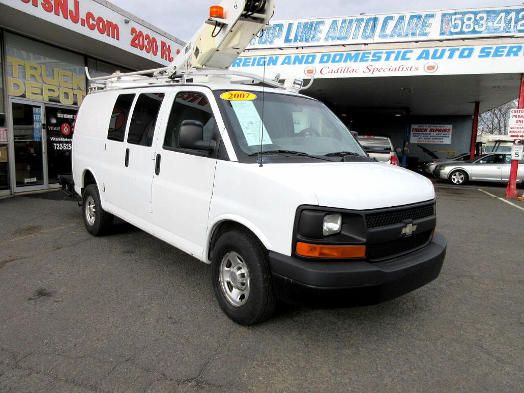 2007 Chevrolet Express 3500 image 1