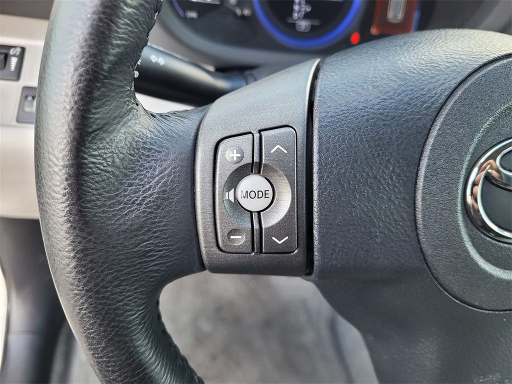 2013 Toyota RAV4 EV image 21