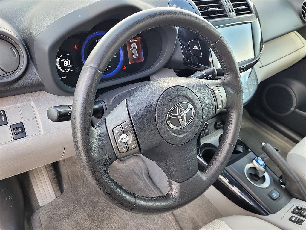 2013 Toyota RAV4 EV image 25