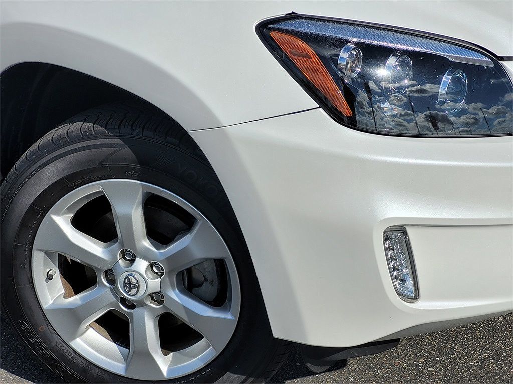 2013 Toyota RAV4 EV image 2