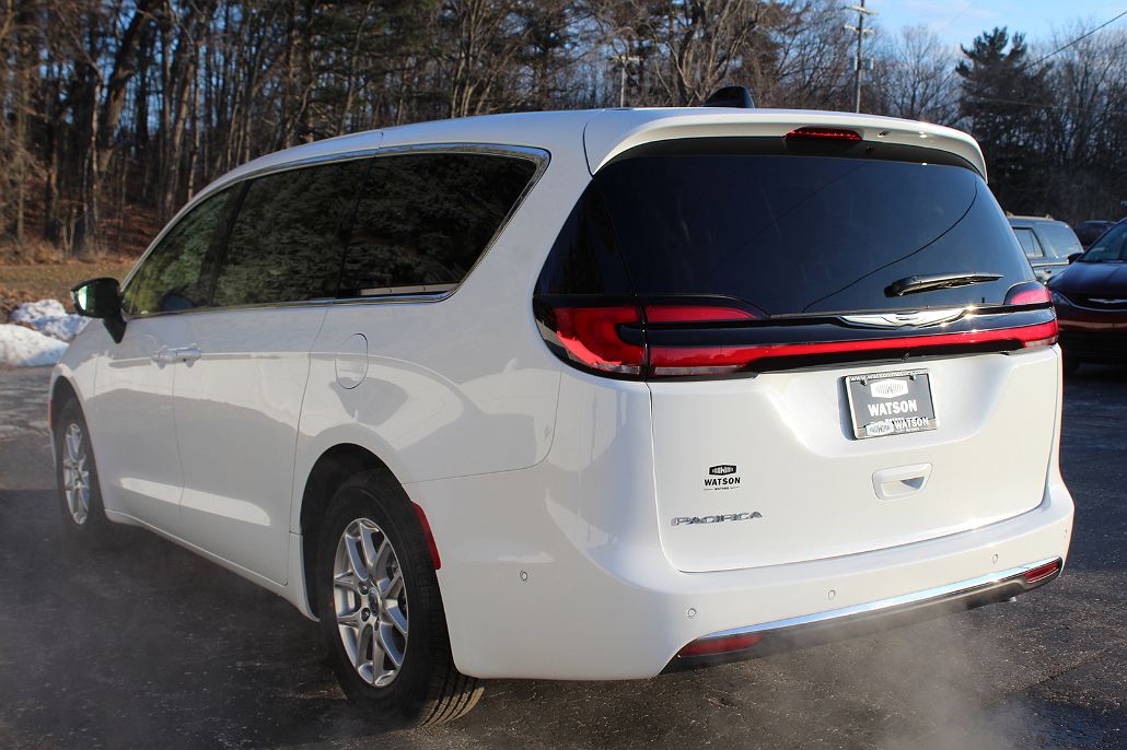 2024 Chrysler Pacifica Touring-L image 4