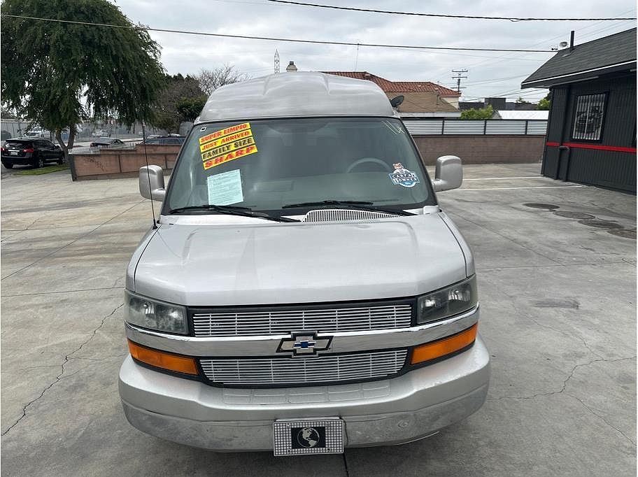 2005 Chevrolet Express 1500 image 2