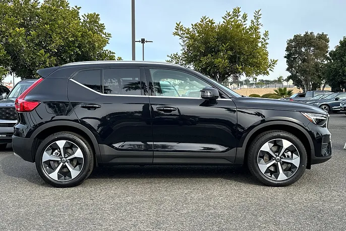 2025 Volvo XC40