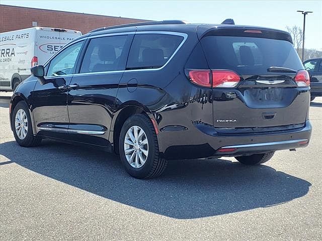 2017 Chrysler Pacifica Touring-L image 3