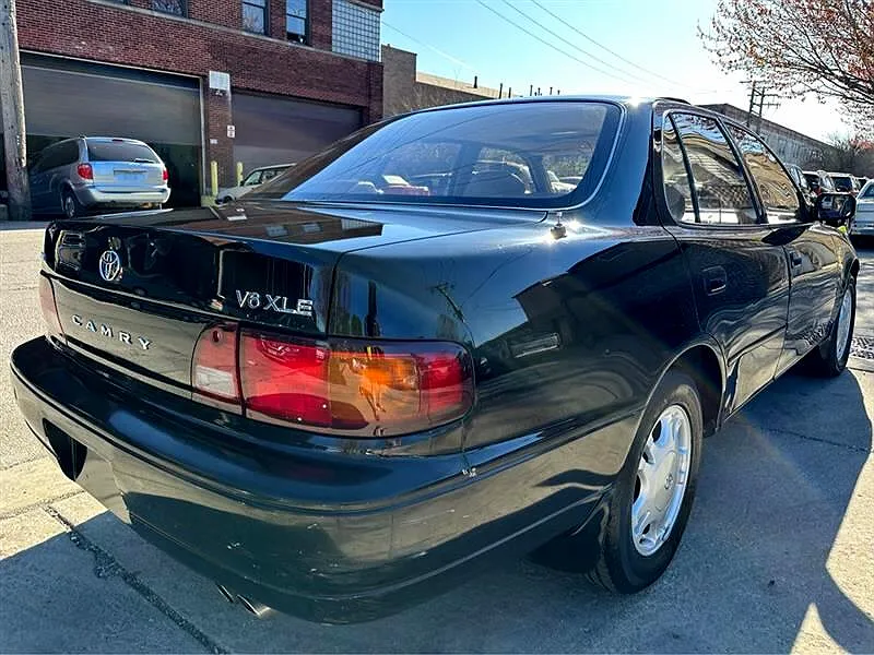 1995 Toyota Camry XLE image 2