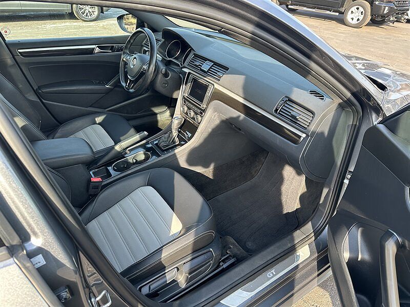 2018 Volkswagen Passat GT image 16
