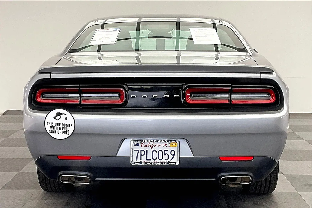 2016 Dodge Challenger SXT image 2