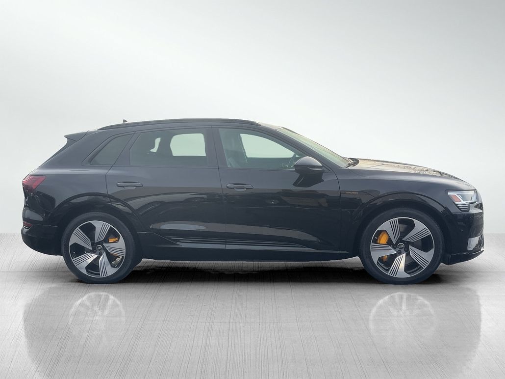 2023 Audi e-tron Premium Plus image 4