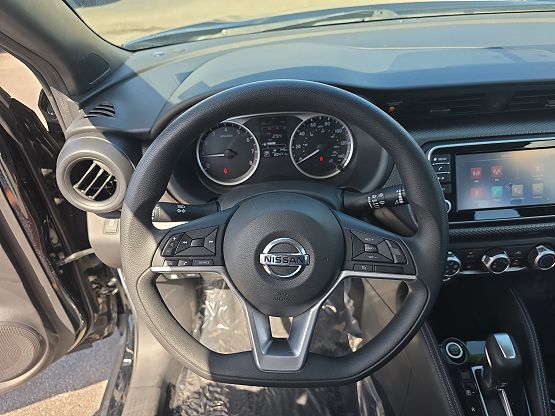 2019 Nissan Kicks S photo 2