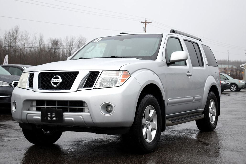 2011 Nissan Pathfinder SV image 2
