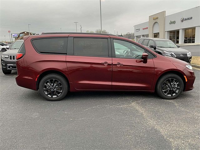2021 Chrysler Pacifica Limited image 2