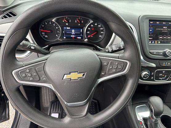 2023 Chevrolet Equinox LT photo 3