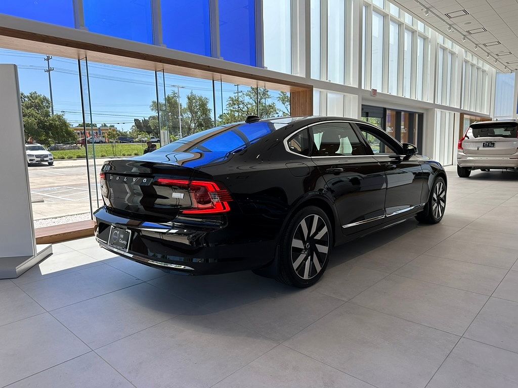 2024 Volvo S90 T8 Ultimate image 3