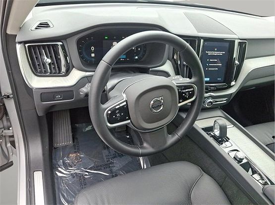 2025 Volvo XC60 Plus photo 10