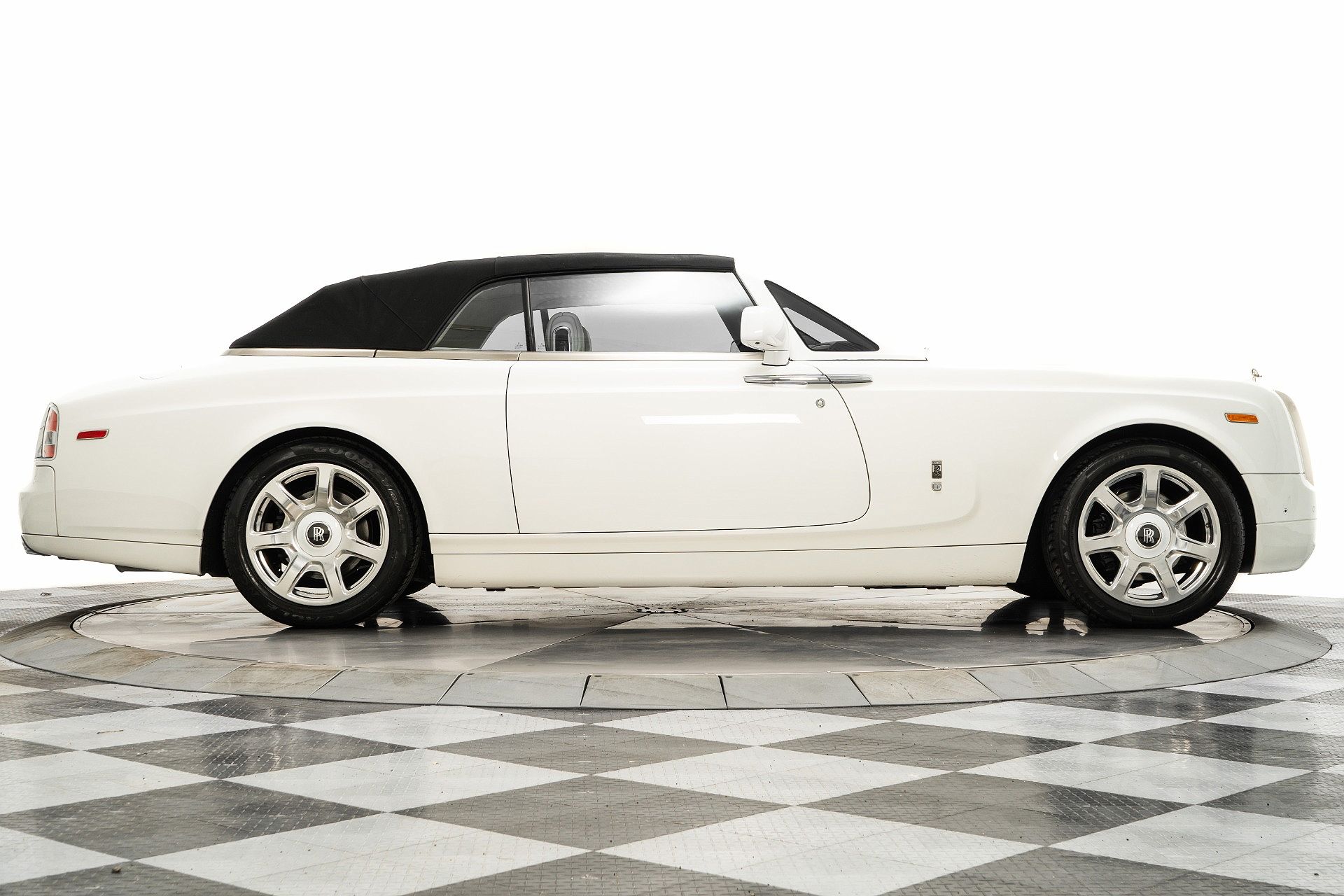 2013 Rolls-Royce Phantom Drophead image 16