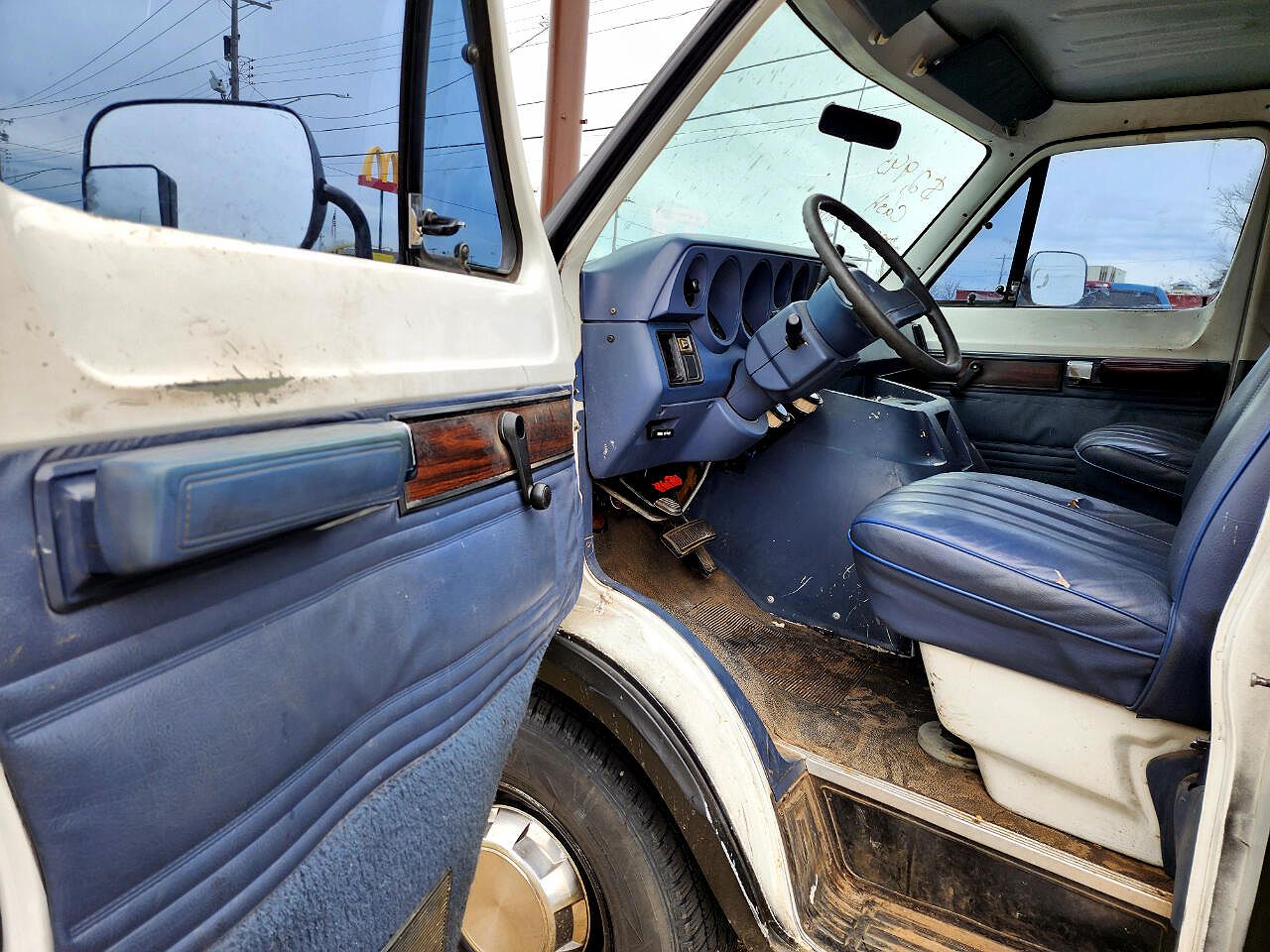 1994 Dodge Ram Wagon B350 image 10