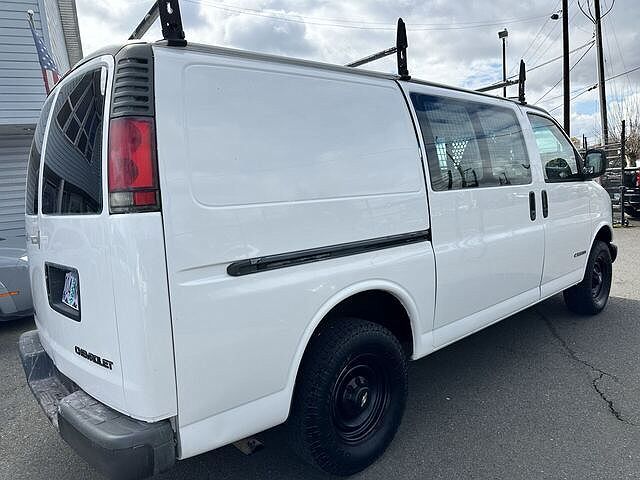 2001 Chevrolet Express 3500 image 2