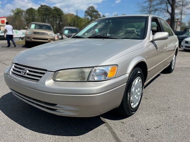 1998 Toyota Camry LE image 2