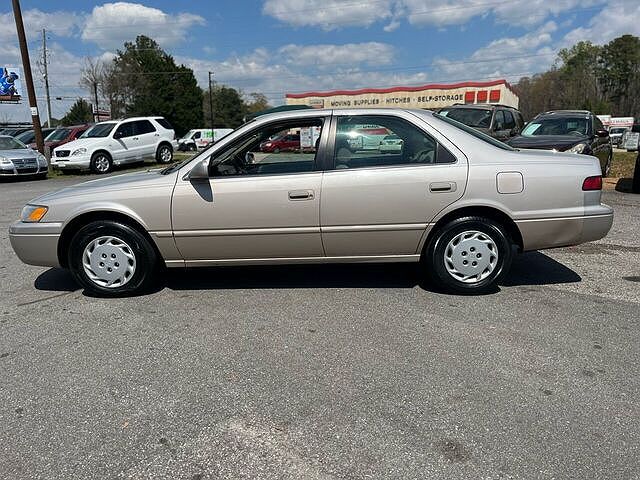 1998 Toyota Camry LE image 3