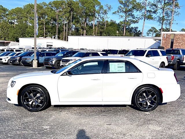 2023 Chrysler 300 Touring image 1