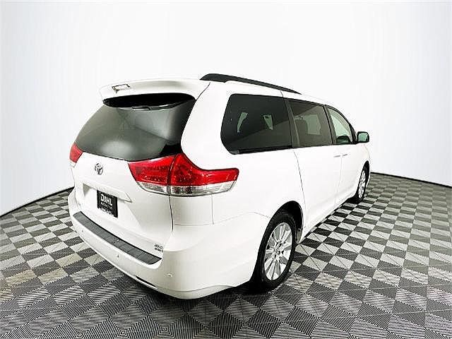 2013 Toyota Sienna Limited image 14
