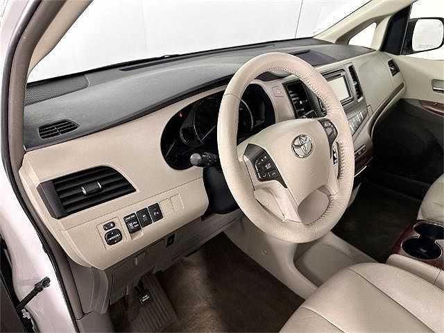 2013 Toyota Sienna Limited image 16
