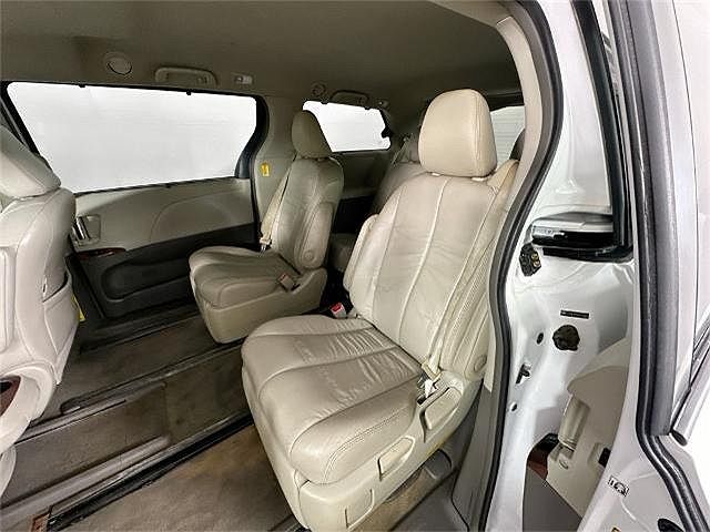 2013 Toyota Sienna Limited image 22