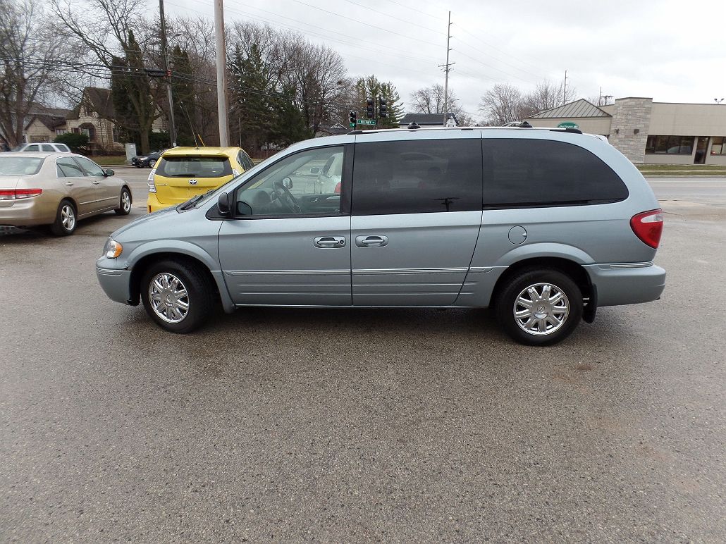 2006 Chrysler Town & Country Limited Edition image 0
