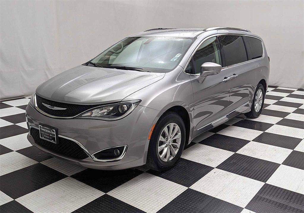 2019 Chrysler Pacifica Touring-L image 2